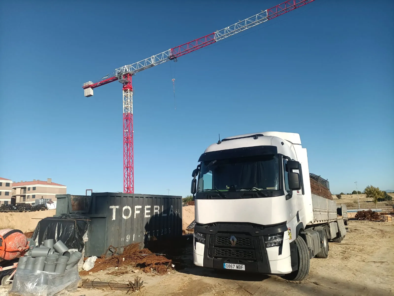 Camión de transporte en una obra de construcción