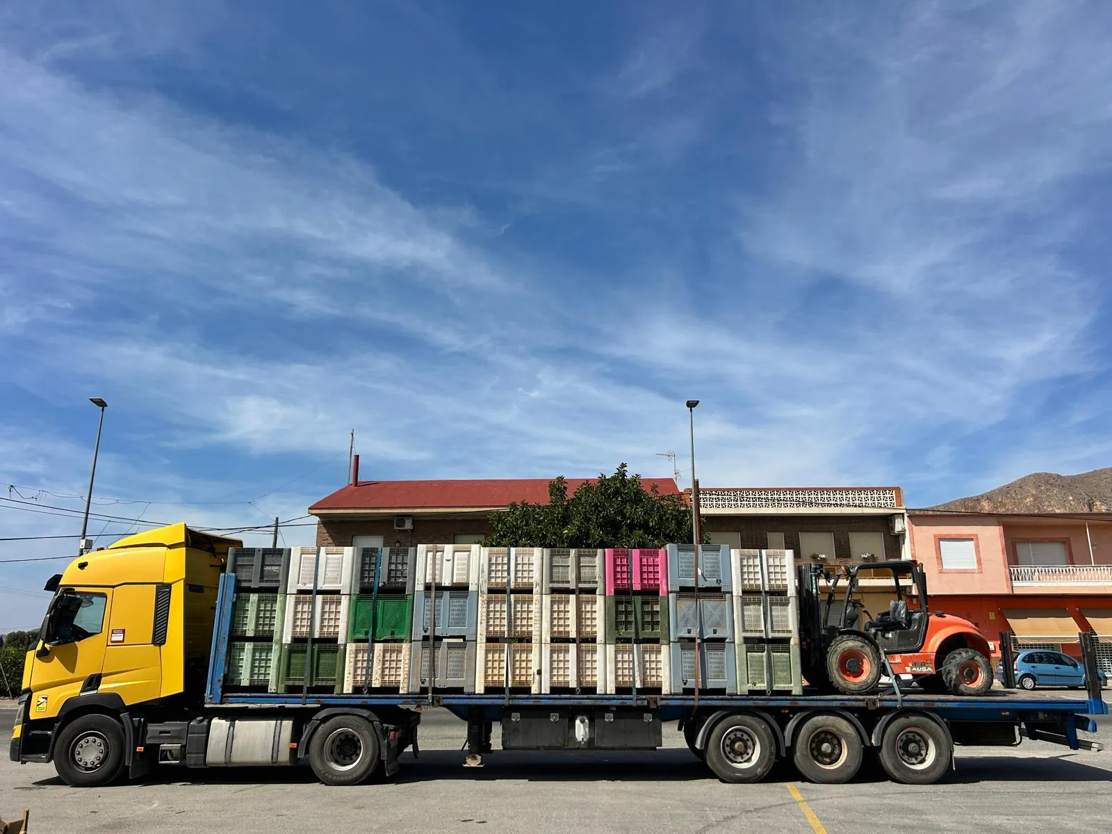 Camión de transporte con carga industrial