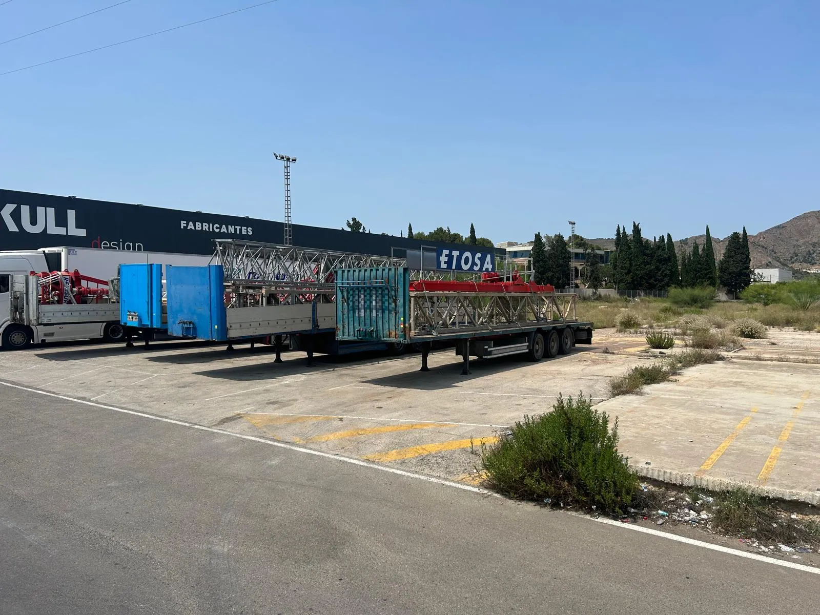 Camiones estacionados en una operación logística