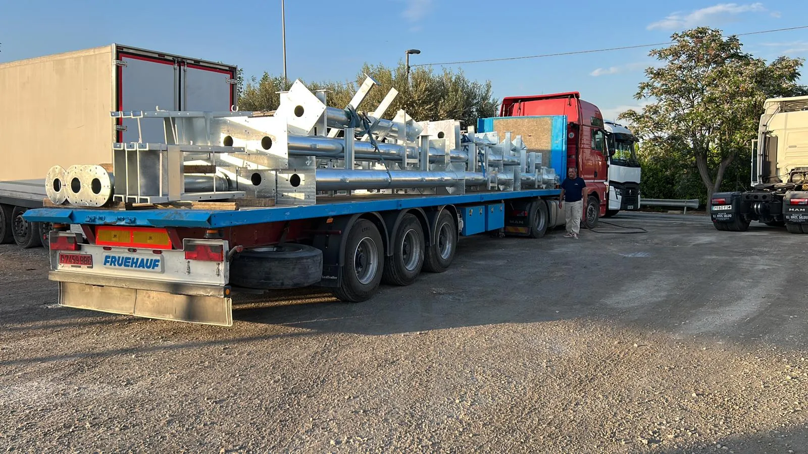 Carga larga transportada en plataforma
