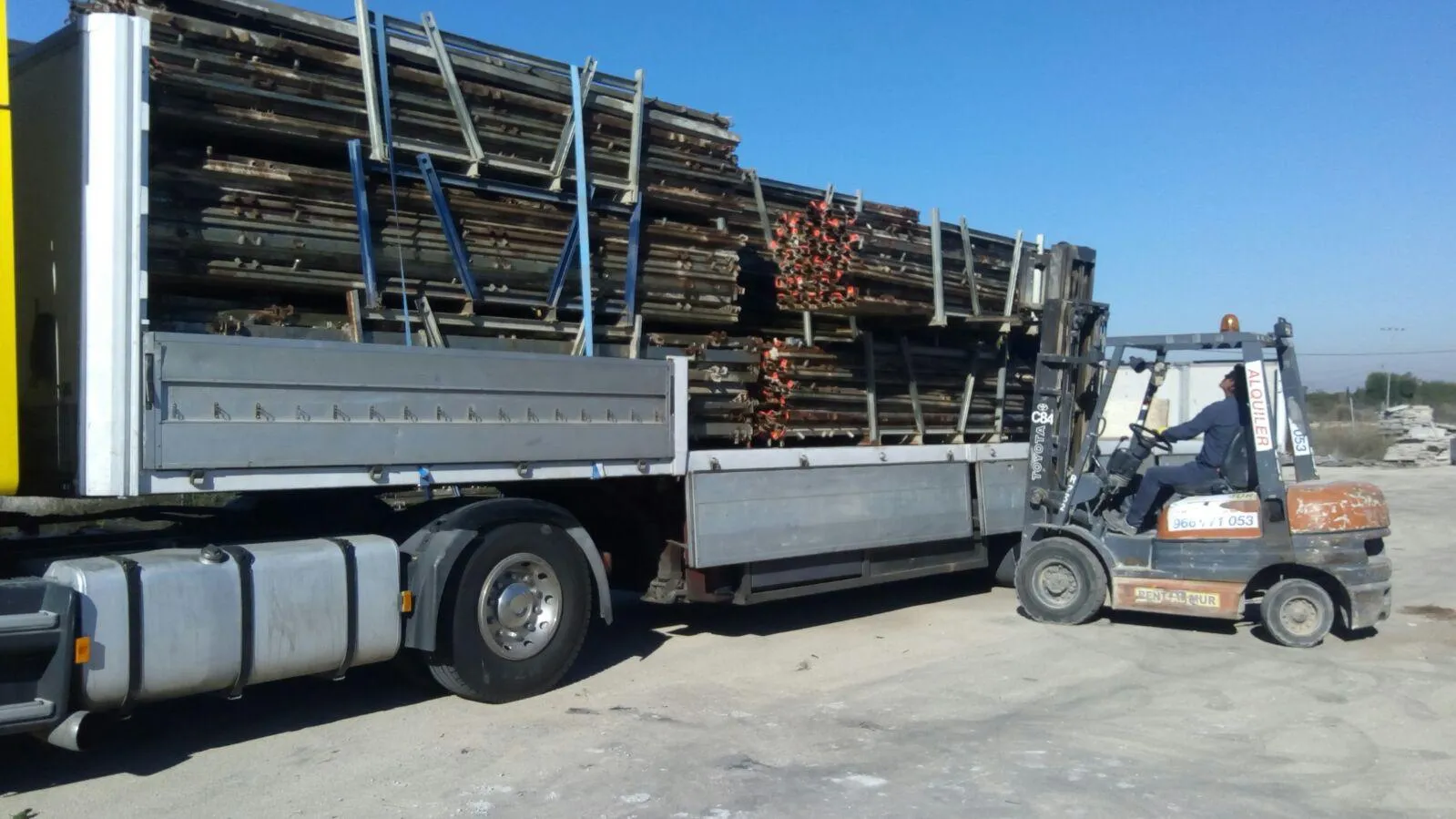 Camión cargado con material de construcción