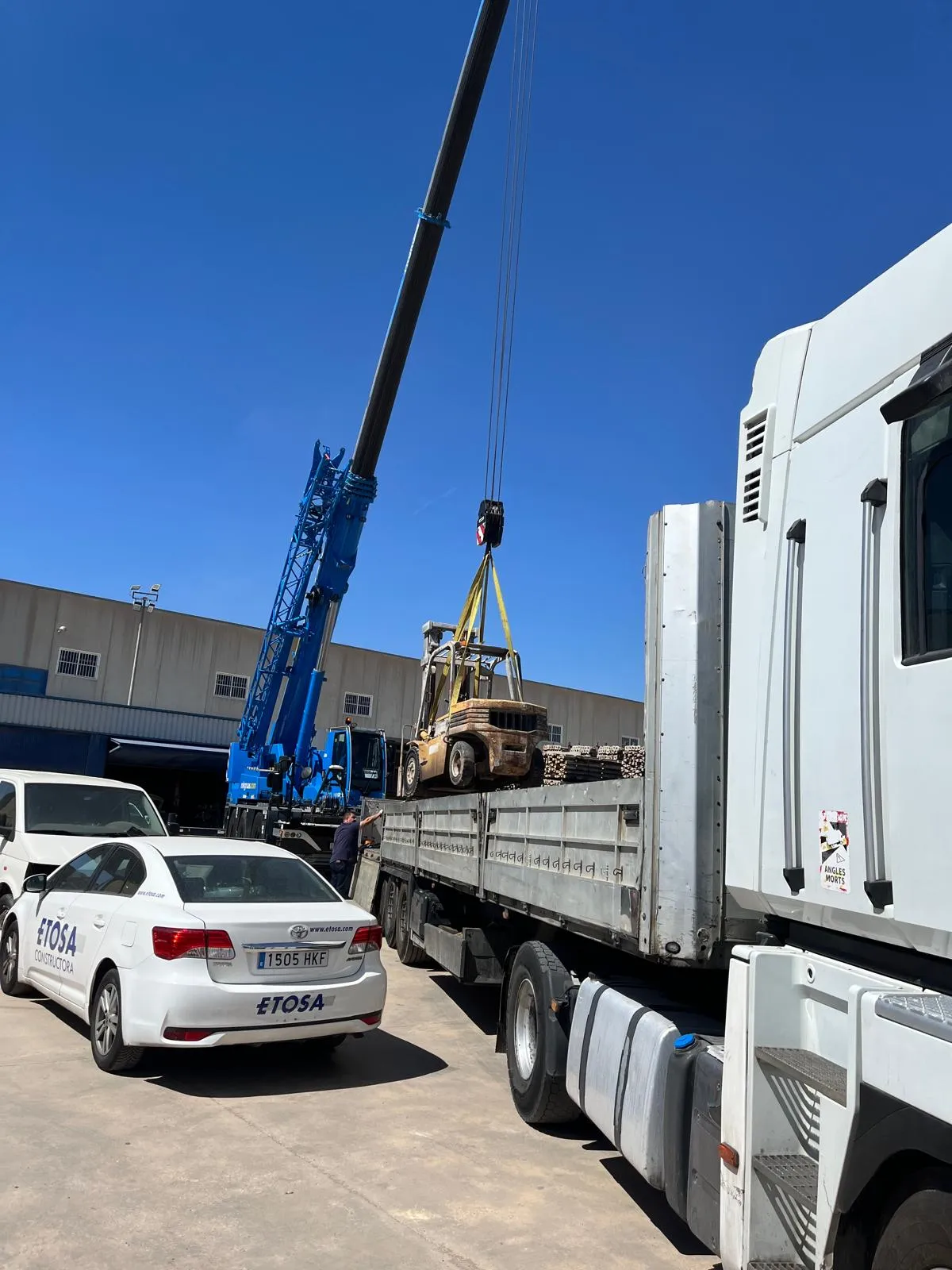 Operación de carga con grúa en obra